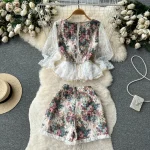 LE2108 Retro Style Small Suit Splicing Mesh Yarn Hook Flower Square Collar Blouse Lace Lace Shorts Two-Piece Set - Image 2